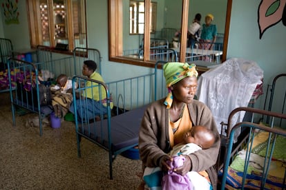 Una madre acuna en sus brazos a su hijo, enfermo de malaria, en el hospital de Ibanda, en Uganda.