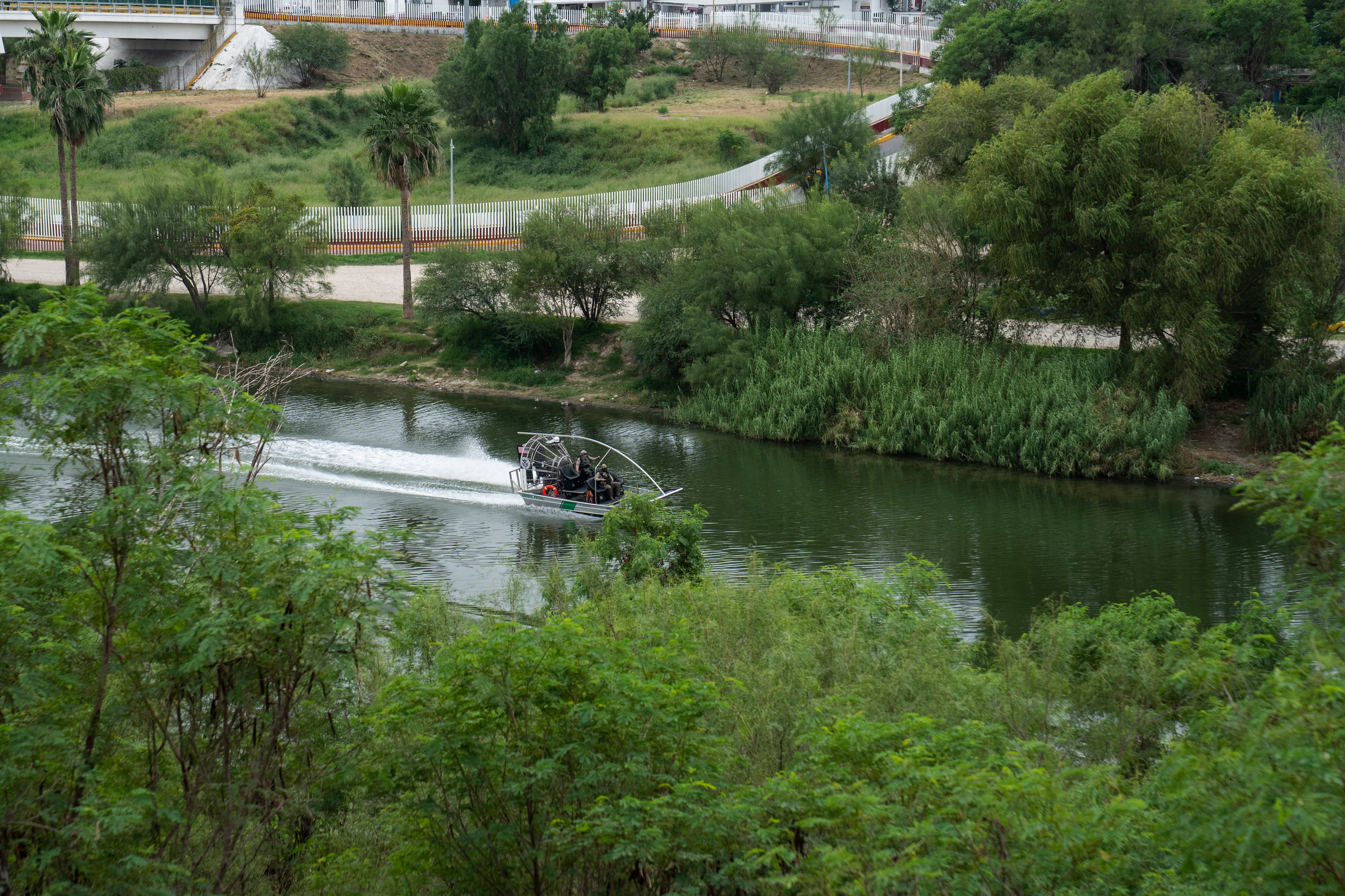 Una lancha de la Patrulla Fronteriza recorre el río bajo el puente fronterizo en Roma, Texas. 