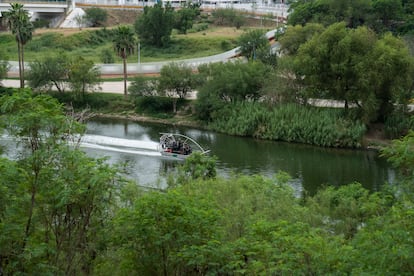 Una lancha de la Patrulla Fronteriza recorre el río bajo el puente fronterizo en Roma, Texas. 