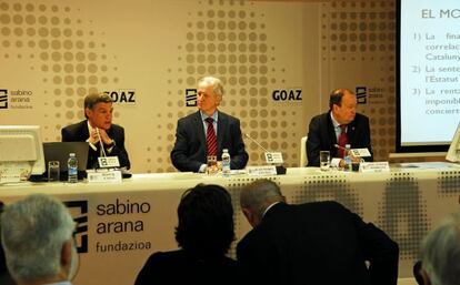 Desde la izquierda, Joan B. Casas, Juan Mari Atutxa y José Antonio Rodríguez Ranz, en un momento del debate.