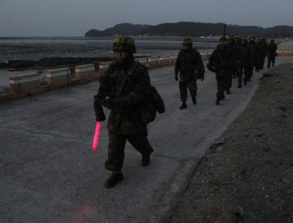 Soldados surcoreanos patrullan anoche en la isla de Yeongpyeong
