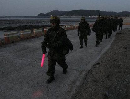 Soldados surcoreanos patrullan anoche en la isla de Yeongpyeong