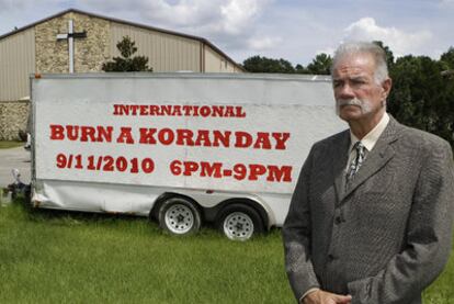 El pastor Terry Jones, ante el anuncio del día de la quema del Corán.