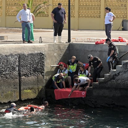 Agentes de Policía Nacional rescatan a uno de los migrantes que viajaba en un cayuco que ha volcado a su llegada al puerto de La Restinga, a 28 de mayo de 2025, en El Hierro, Canarias (España). Al menos siete mujeres han fallecido, tres de ellas menores, tras el vuelco de un cayuco con 180 personas a bordo cuando entraba al puerto de La Restinga. Además, se está buscando a un bebé que cayó al mar y dos jóvenes se encuentran heridos de carácter grave.
28 MAYO 2025;AYUCO;VUELCO;EL HIERRO;LA RESTINGA;MIGRANTES
Europa Press Canarias
28/05/2025