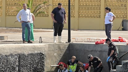 Agentes de Policía Nacional rescatan a uno de los migrantes que viajaba en un cayuco que ha volcado a su llegada al puerto de La Restinga, a 28 de mayo de 2025, en El Hierro, Canarias (España). Al menos siete mujeres han fallecido, tres de ellas menores, tras el vuelco de un cayuco con 180 personas a bordo cuando entraba al puerto de La Restinga. Además, se está buscando a un bebé que cayó al mar y dos jóvenes se encuentran heridos de carácter grave.
28 MAYO 2025;AYUCO;VUELCO;EL HIERRO;LA RESTINGA;MIGRANTES
Europa Press Canarias
28/05/2025