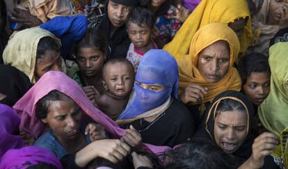 Mujeres y niños rohingya esperan el reparto de comida en Tankhali, Bangladés.