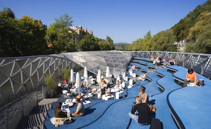 Terraza en el puente sobre el río Mur, en Graz (Austria).