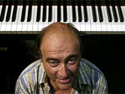 Carles Santos, ayer, en Barcelona, tras un ensayo del concierto para piano que el sábado estrenará en el Festival de Edimburgo.