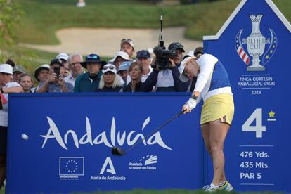 La jugadora sueca Maja Stark lanza una bola en el campo de golf de la Finca Cortesin en Casares (Málaga), en la primera jornada del torneo SOLHEIM CUP.