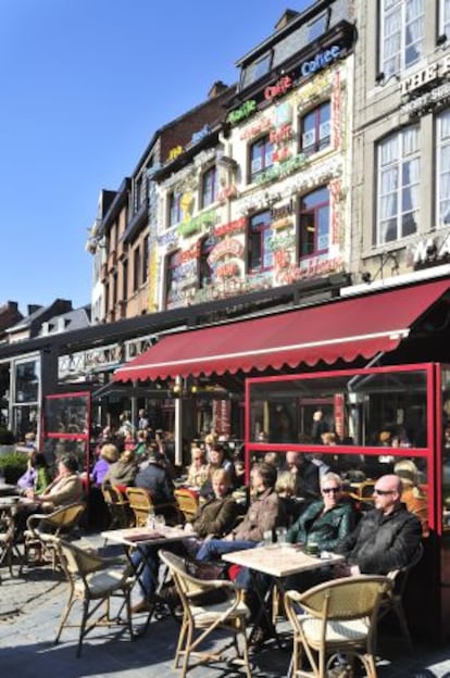 Una terraza en la plaza del Mercado, en el centro histórico de Hasselt.