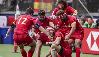 Los jugadores de la selección española de rugby a siete celebran el triunfo sobre Nueva Zelanda en Vancouver. 