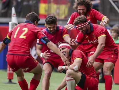 Los jugadores de la selección española de rugby a siete celebran el triunfo sobre Nueva Zelanda en Vancouver. 