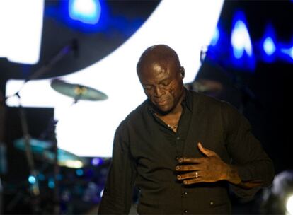 El cantante y compositor Seal Henry Olusegun Olumide, <i>Seal, </i>en el escenario de Puerta del Ángel.