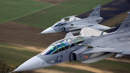 Dos aviones Gripen de fabricación sueca, vuelan en el espacio aéreo de Hungría, el 2 de noviembre de 2006.