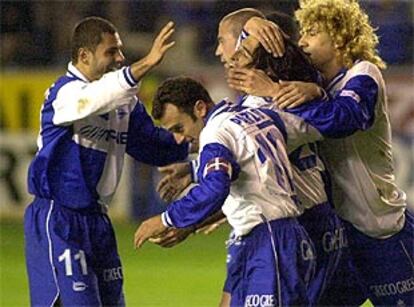 Los jugadores del Alavés festejan, hechos una piña, el primer gol.