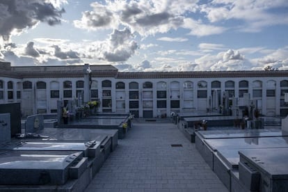 El cementerio de Majadahonda, el lunes pasado, donde se procederá a la exhumación de 111 nichos. Muchos de ellos están sin inscripciones.