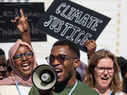 Jóvenes se manifiestan por la justicia climática, este jueves, en la COP27, en Sharm el Sheij.