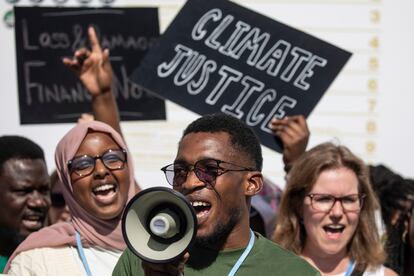Jóvenes se manifiestan por la justicia climática, este jueves, en la COP27, en Sharm el Sheij.