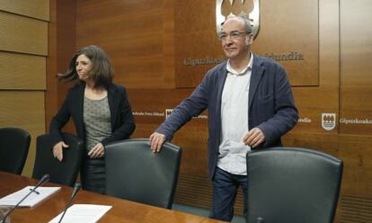 Martin Garitano y la diputada de Hacienda Helena Franco, antes de comparecer en la Diputación de Gipuzkoa.