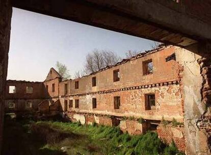 Ruinas de un antiguo molino en la isla del Colegio, en Alcalá.