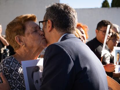 El ministro Félix Bolaños besa a Benita Navacerrada, hija de un fusilado en 1939, durante su visita a la fosa del cementerio de Colmenar Viejo (Madrid), el pasado 31 de agosto.