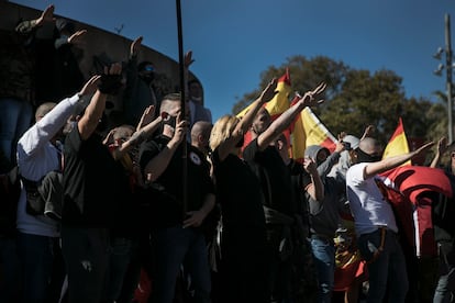 Concentración de la extrema derecha bajo al estatua de Colón de Barcelona, en la celebración del 12 de Octubre en 2020.