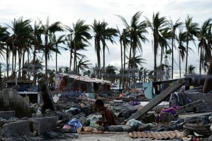 Una niña, entre los escombros en Tacloban este sábado.