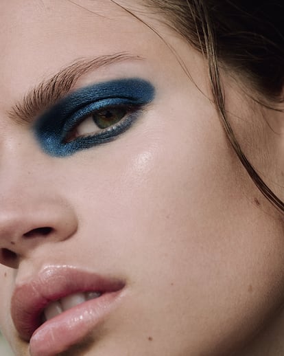 “En la campaña del nuevo maquillaje, vemos a una mujer en el agua con un maquillaje azul intenso. El paisaje de Suecia, donde se ha rodado, transmite calma. Ella, en cambio, parece una guerrera”.