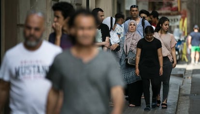 Vecinos de Barcelona en el barrio del Raval.