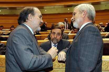 El vicepresidente econmico, Pedro Solbes (izquierda), charla con los senadores Juan Barranco y Joan Lerma.