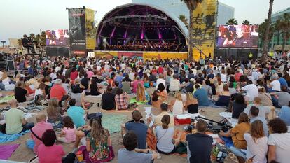 Concierto de la OBC en la playa de Sant Sebastià. 