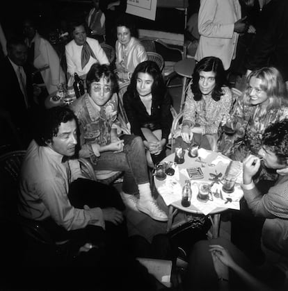 Desde la izquierda, Louis Malle, John Lennon, Yoko Ono, Susan Sontag y Jeanne Moreau, en el Festival de Cannes, en 1971.