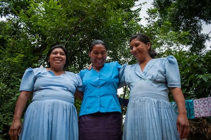 Enma González, 35 años; Rosa Elvira González, 49 años; y Marta Alicia Suchile Ramírez, de 42, son líderes comunitarias en Matasanos. Hasta hace no mucho, la membresía del Consejo Comunitario de Desarrollo (Cocode) y cualquier labor representativa estaba reservada a los hombres. Ya no. “Tenemos derecho a participar y decidir”, afirma Enma González. Su labor consiste en conocer a los vecinos y velar por el bienestar de la comunidad. "Hacemos reuniones para hablarles de salud. Apoyamos a las enfermeras del puesto. Lo primero es que hay falta de alimentación en casi todas las familias. Por culpa de la falta de lluvias porque se secan las milpas y se pierde la cosecha", explica Rosa Elvira González. "Este año hay 23 niños con bajo de peso, pero solo dos forman parte del programa de ayuda [de Asedechi y Oxfam]”, detalla Suchile.