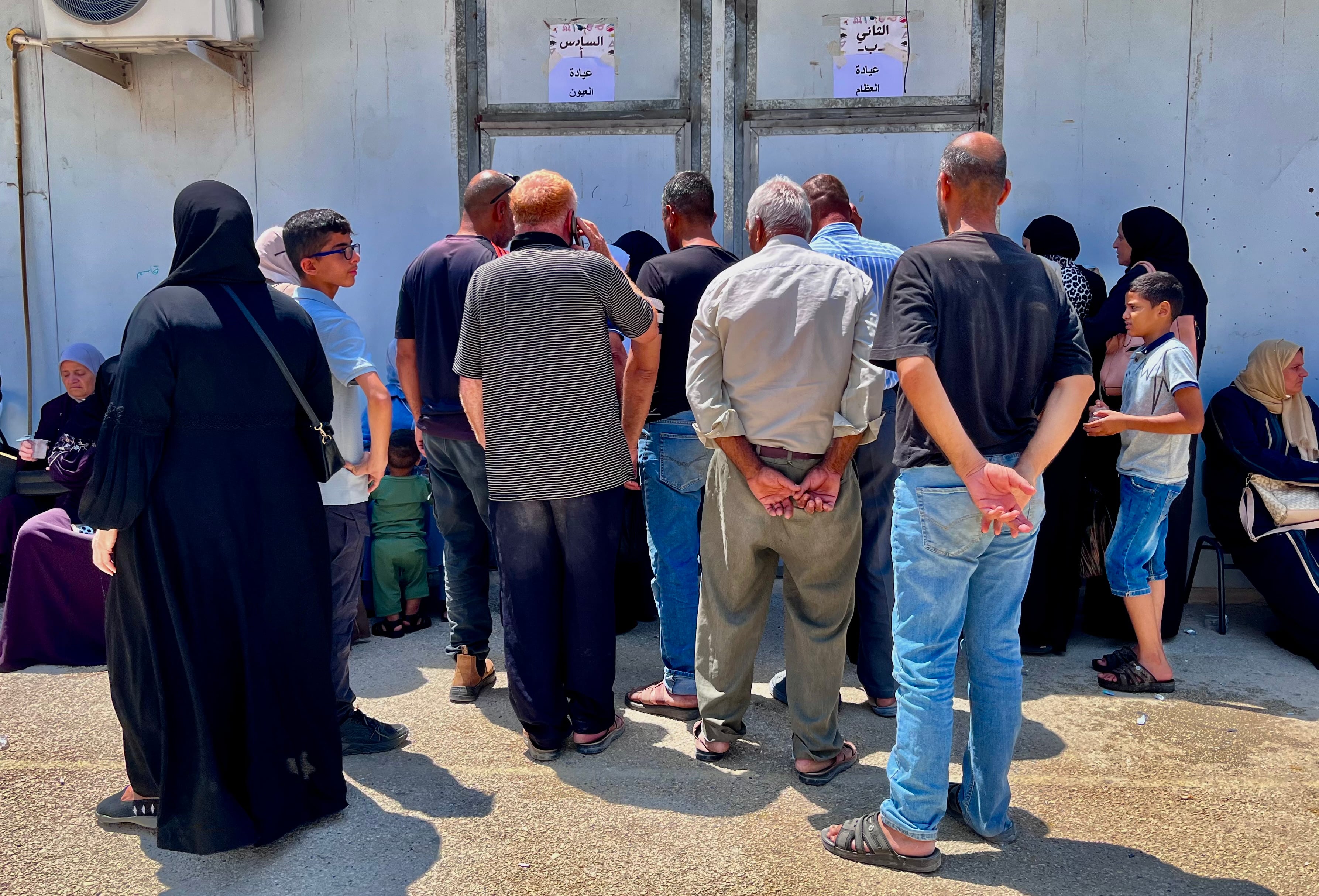 Palestinos esperan su turno a la entrada de la clínica ambulante, este martes en Aktaba, en el norte de Cisjordania.