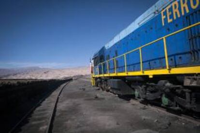 Vista del recorrido de conmemoración del centenario del ferrocarril Arica-La Paz, en Arica (Chile).