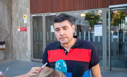 Pedro Blázquez, el policía que detuvo al Loky, atiende a los medios de comunicación, en las puertas del juzgado de Plasencia.