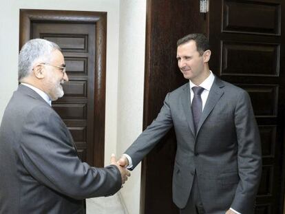 El presidente sirio Bachar al-Asad recibe al emisario iran&iacute;, Alaeddin Boroujerdi, en Damasco, este domingo.