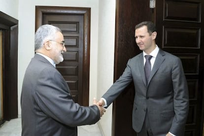 El presidente sirio Bachar al-Asad recibe al emisario iran&iacute;, Alaeddin Boroujerdi, en Damasco, este domingo.