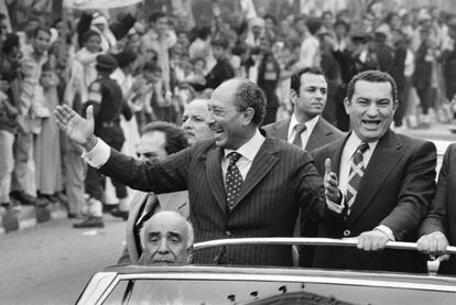 El presidente Anuar el Sadat (izquierda) y su <i>número dos,</i> el entonces vicepresidente Hosni Mubarak, en una imagen sin datar.