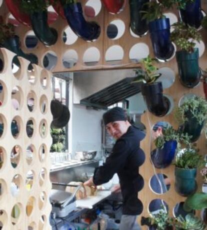 Interior de uno de los restaurantes de la Container City de Bogotá.