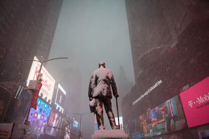 Una estatua cubierta de nieve en Times Square durante una fuerte tormenta, en Nueva York.