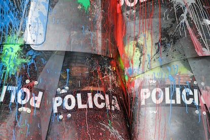 Escudos de la Policía Nacional manchados de pintura durante una protesta.