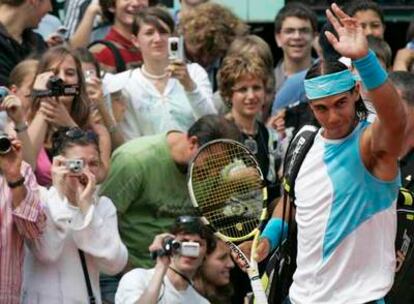 Rafael Nadal saluda a los aficionados parisienses.