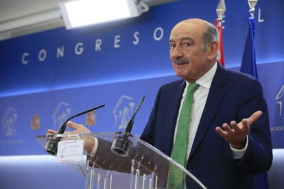 El diputado José María Mazón durante la rueda de prensa que el Congreso de los Diputados tras la reunión mantenida con el monarca. El representante del PRC recuerda que el apoyo a Pedro Sánchez está vinculado a la mejora de infraestructuras ferroviarias y de carreteras. "Si el PSOE cumple con Cantabria, no varía su política de unidad de España y sigue por la línea de políticas sociales, el PRC va a apoyar una posible investidura", dice Ángel Mazón.