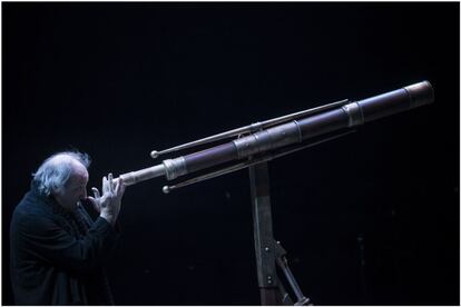 Ramon Fontseré en la 'Vida de Galileo', en el teatro Valle Inclán de Madrid.