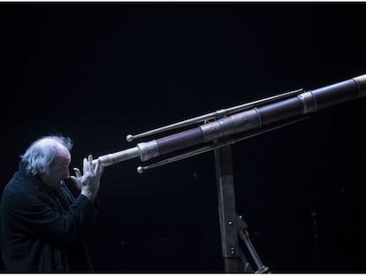 Ramon Fontseré en la 'Vida de Galileo', en el teatro Valle Inclán de Madrid.