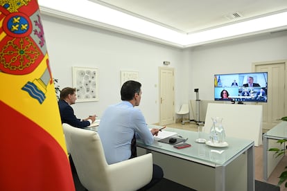 Pedro Sánchez, durante una reunión telemática con los líderes de Microsoft, en abril de 2022.