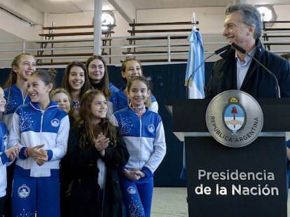 Macri, junto a socios del club Juventud Unida Llavallol.