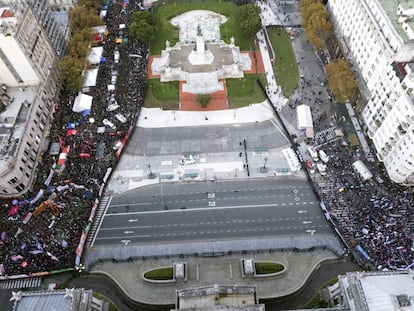 On the left, people protest to legalize abortion. On the right, people protest against changing the law.