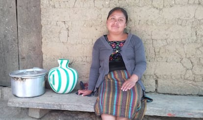 Alicia Pérez, frente a su casa en Huehuetenango.